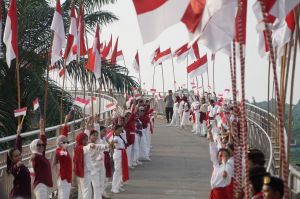 Gubernur Al Haris Gelar 'Gebyar Majardika' 10.000 Bendera Merah Putih Berkibar di Gentala Arasy