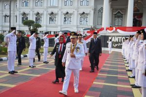 Gubernur Al Haris dan Forkopimda Hadiri Upacara Penurunan Bendera dengan Khidmat
