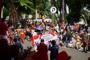 Wagub Sani Lepas Pawai Pembangunan HUT RI ke-81