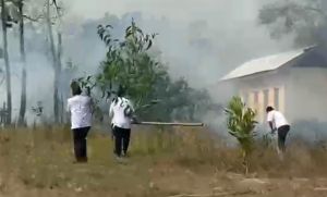 Kebakaran Lahan Samping Kampus UIN STS Jambi Merambat ke Buper, Warek III Turun Tangan Padamkan Api
