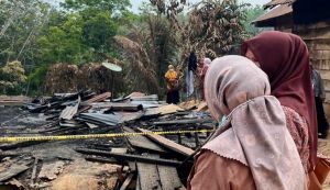 Wujud Kepedulian, Ketua BKMT dan GOW Batang Hari Kunjungi Korban Kebakaran di Desa Pompa Air