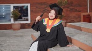 Rai Agistha, Belajar dari Sunyinya Hutan hingga Melesat dengan IPK 3.99 di Wisuda UNJA ke-124