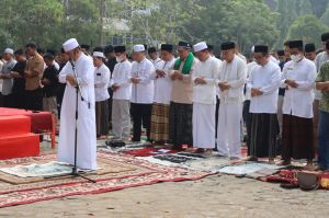 Mengangkasa di Atas Sajadah: Saat Akademisi UNJA Melangitkan Doa Minta Hujan