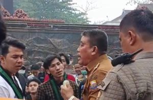 Kecewa tak Ditemui Al Haris, Mahasiswa Segel Gerbang Kantor Gubernur Jambi