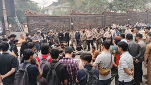 Mahasiswa Kembali Geruduk Kantor Gubernur Jambi, Tuntut Transparansi Rp30 M & Penanganan Karhutla
