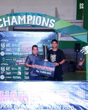 Resmi Ditutup, Sekda Batang Hari Serahkan Piala Liga Futsal 2026 di GOR BSC