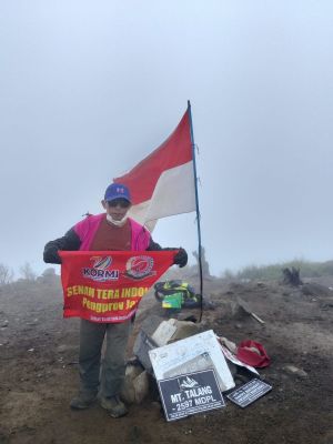 Kibarkan Bendera STI dan Merah Putih di Puncak Gunung, Asrori Terus Jelajahi Gunung di Indonesia